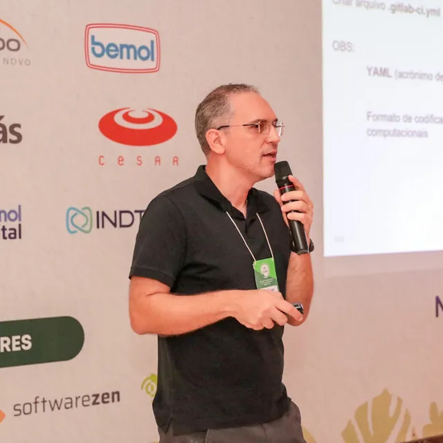 Orlewilson Bentes Maia apresentando uma palestra